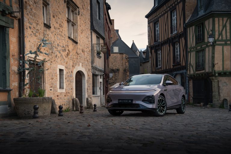 X-Bot-Frontdesign. Licht in perfekter Linie.