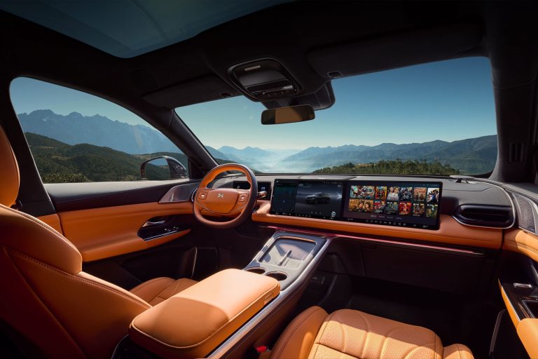 Lounge-Feeling auf Rädern. Komfortsitze und 2,4K-Displays für ein neues Fahrerlebnis.